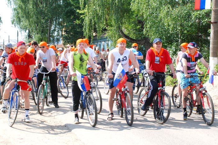 Депутат Земского собрания А.Ю. Староверов (второй справа) не только организует спортивные мероприятия, но и сам активно в них участвует