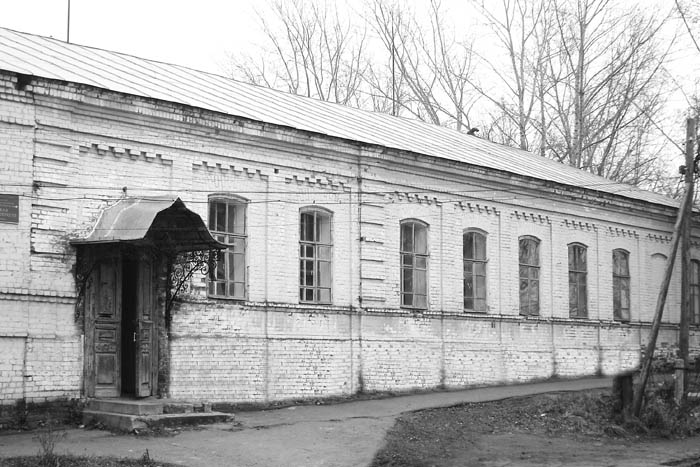 В этом здании (современная Детская школа искусств) до революции 1917 года заседал воинский начальник, в мае 1918-го помещение военкома решено было освободить под Дом-музей