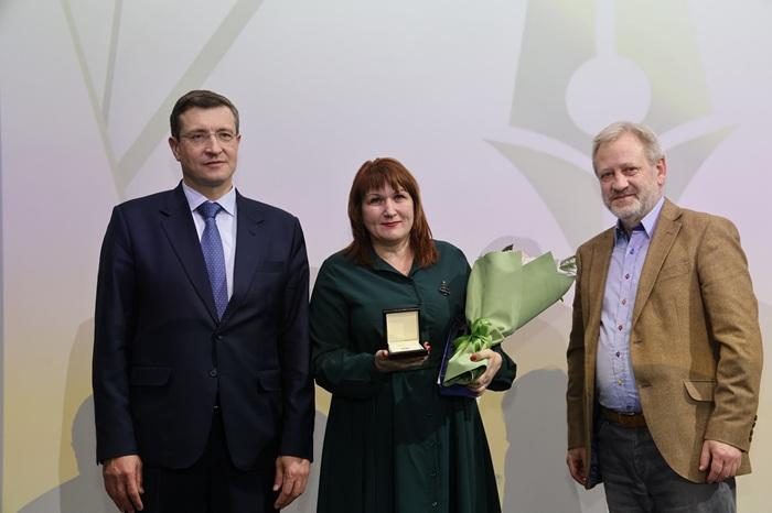 Губернатор Нижегородской области Глеб Никитин вручил награду корреспонденту газеты «Лукояновская правда» Ларисе Стешиной