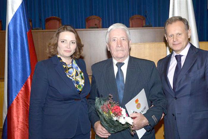 Н.В. Карев сфотографировался на память с  заместителем председателя Заксобрания О.В. Щетининой и и.о. заместителя губернатора области С.Б. Шевченко