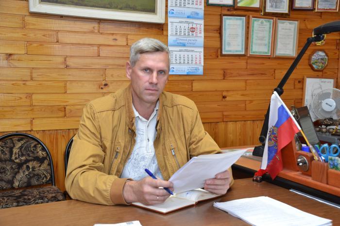 Контроль за подготовкой жилого фонда к отопительному сезону в ООО «УК «Ардатов» осуществляет главный инженер Сергей Алексеевич Кириллов. За девять лет работы в этой должности он изучил все проблемные участки в обслуживаемых домах – с чердака до подвала