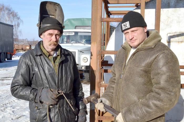 Электрогазосварщик Е.С. Щукин и плотник В.В. Семейкин ремонтируют рабочий инструмент.