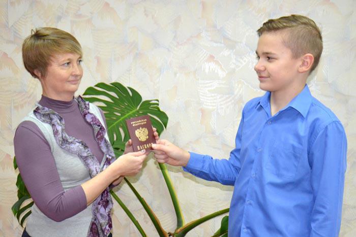 Вручая паспорт, доброе напутствие Захару Панькину дала начальник миграционного пункта отдела полиции Елена Николаевна Абрамова