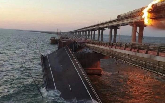 Два автомобильных пролета моста частично обрушились в воду