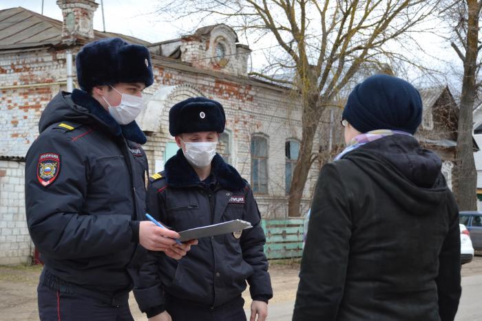 Младший сержант полиции А.А.Сизов и сержант Р.В. Самойлов проводят профилактическую разъяснительную работу с жителями.