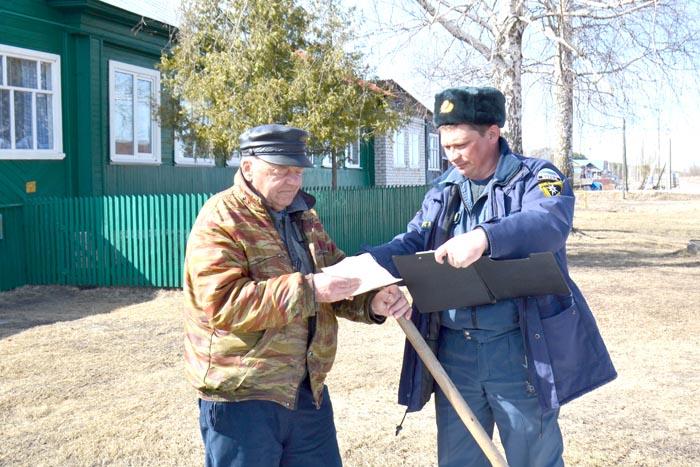 Командир отделения 1 караула Альберт Владимирович Баранов вручает памятку о мерах пожарной безопасности в быту жителю райцентра Александру Яковлевичу Дойникову. Как отмечает А.В. Баранов, за дежурную смену сотрудники пожарной охраны обходят до 30 домовладений, проверяя их состояние