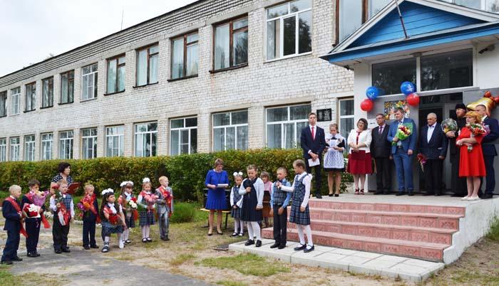 Саконская средняя школа в новом учебном году насчитывает 123 обучающихся, из них восемь первоклассников. Но, как заверяют сельские учителя, в следующем году количество первоклашек увеличится почти в 2,5 раза. И это хорошая новость Саконская средняя школа в новом учебном году насчитывает 123 обучающихся, из них восемь первоклассников. Но, как заверяют сельские учителя, в следующем году количество первоклашек увеличится почти в 2,5 раза. И это хорошая новость