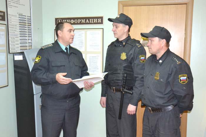 Ежедневно исполняющий обязанности начальника отдела В.А. Зимин (на снимке слева) инструктирует судебных приставов, обеспечивающих установленный порядок деятельности судов. 