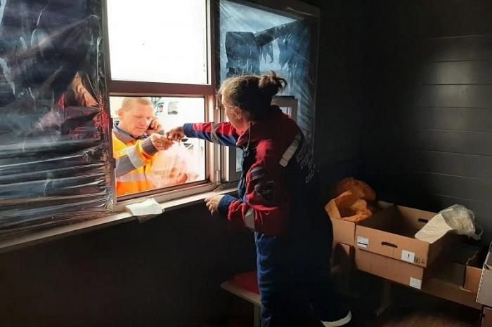 Активисты бесплатно помогают: выдают продукты и воду ожидающим
