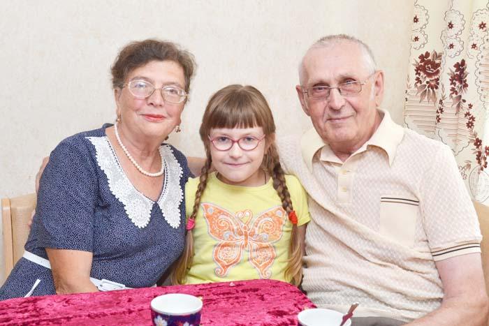 Супруги Шалаевы с внучкой Анастасией – третьеклассницей, отличницей