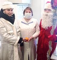 Фельдшер Туркушского ФАПа Т.М. Карлина принимала новогодние поздравления от сельских ребят, нарядившихся в Снегурочку и Деда Мороза