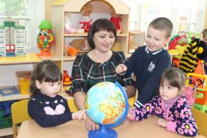 Воспитатель Наталья Викторовна Глухова со своими воспитанниками