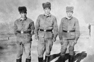 Наводчик миномета "Василек" Александр Петряков с сослуживцами в Афганистане (справа)