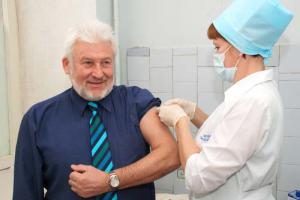 Главный врач района Виктор Васильевич Прытков прививается от гриппа каждый сезон и считает, что этому должны последовать все, кто желает сохранить здоровье