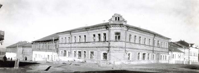 В августе 1918 года Уездвоенкомат находился в доме Зельина  (ул. 1 Мая по соседству со зданием ПО "Уют")